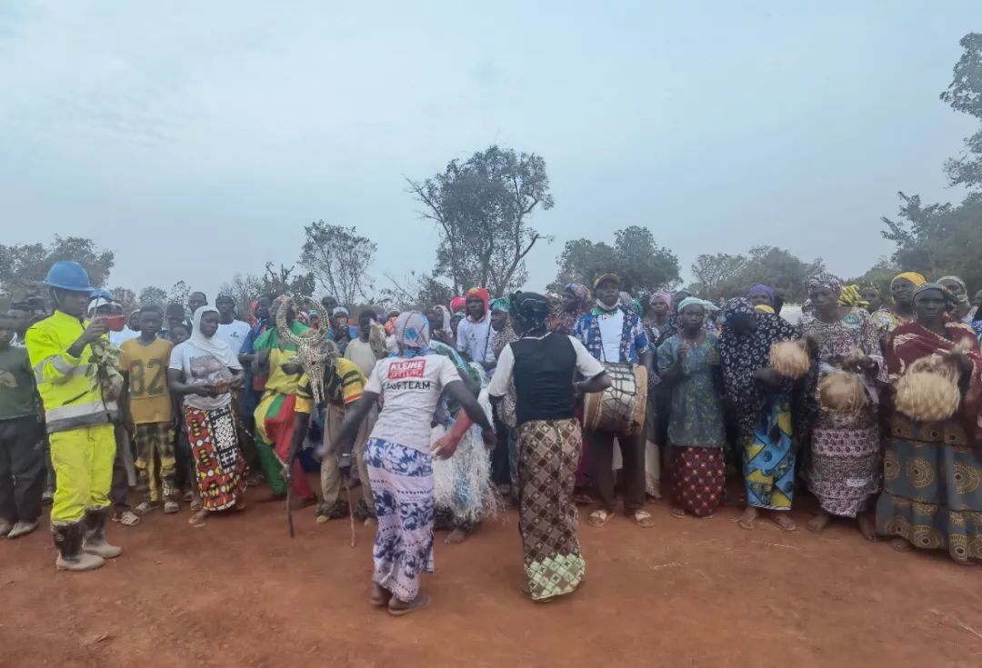 1711090989830890.jpg 捐贈(zèng)拖拉機(jī) 修建儲水壩 馬里鋰礦項(xiàng)目公司積極支持社區(qū)發(fā)展4.jpg