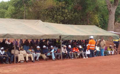 1711096285930136.png 捐贈(zèng)拖拉機(jī) 修建儲水壩 馬里鋰礦項(xiàng)目公司積極支持社區(qū)發(fā)展1.png