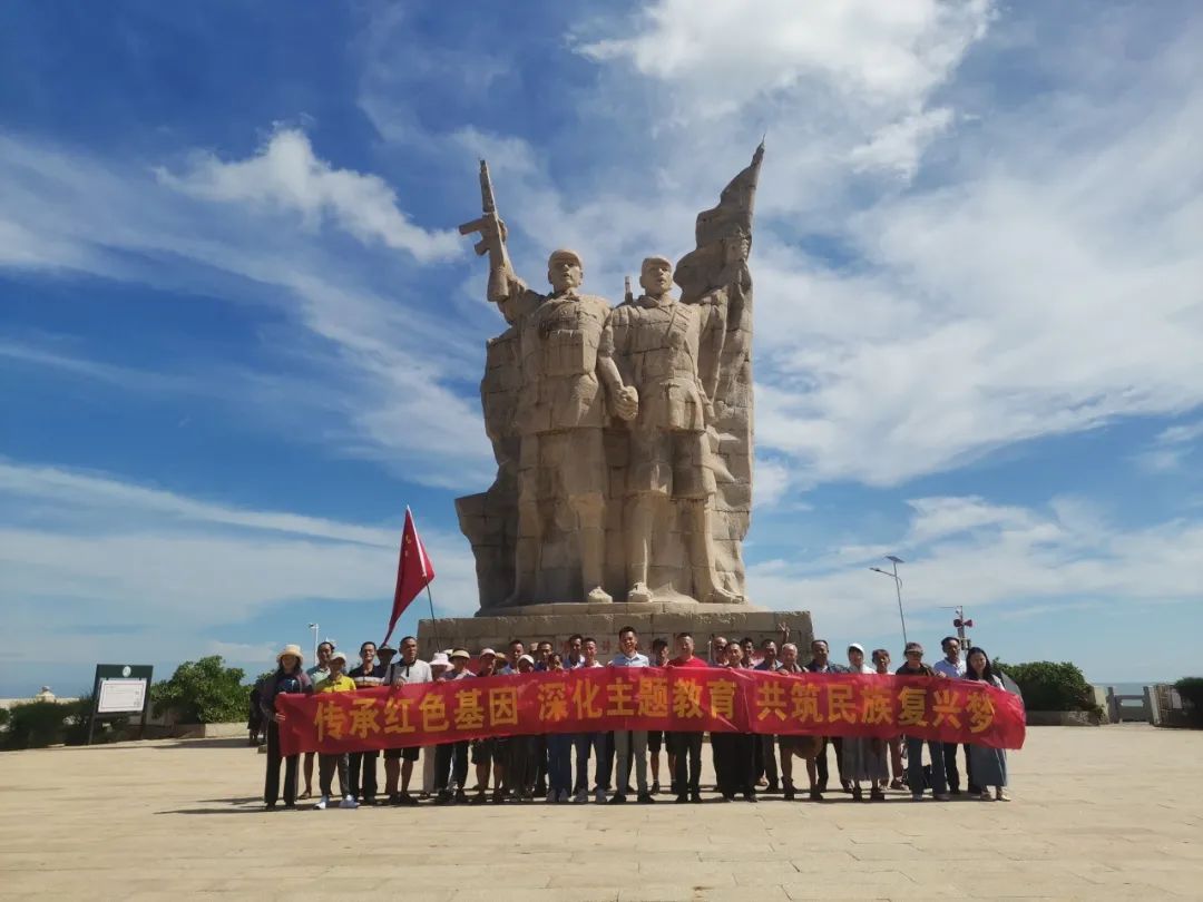 興詩(shī)村黨員村民代表參觀(guān)石碌鐵礦