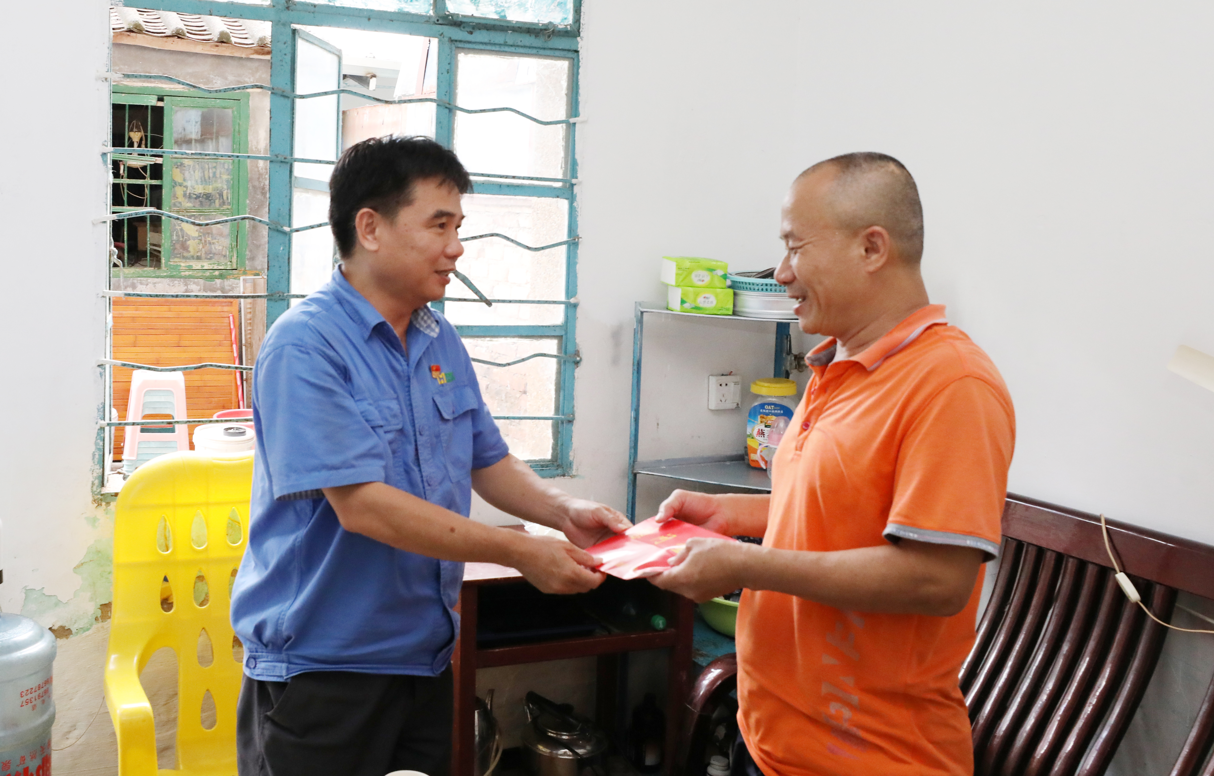 海南礦業(yè)對困難員工子女開展“金秋助學(xué)”慰問