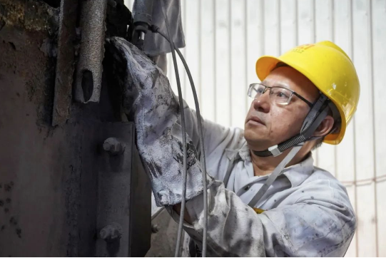 海南礦業(yè)員工陳用利:喜報(bào) | 海南礦業(yè)員工陳用利被授予“海南省勞動(dòng)模范稱號(hào)”