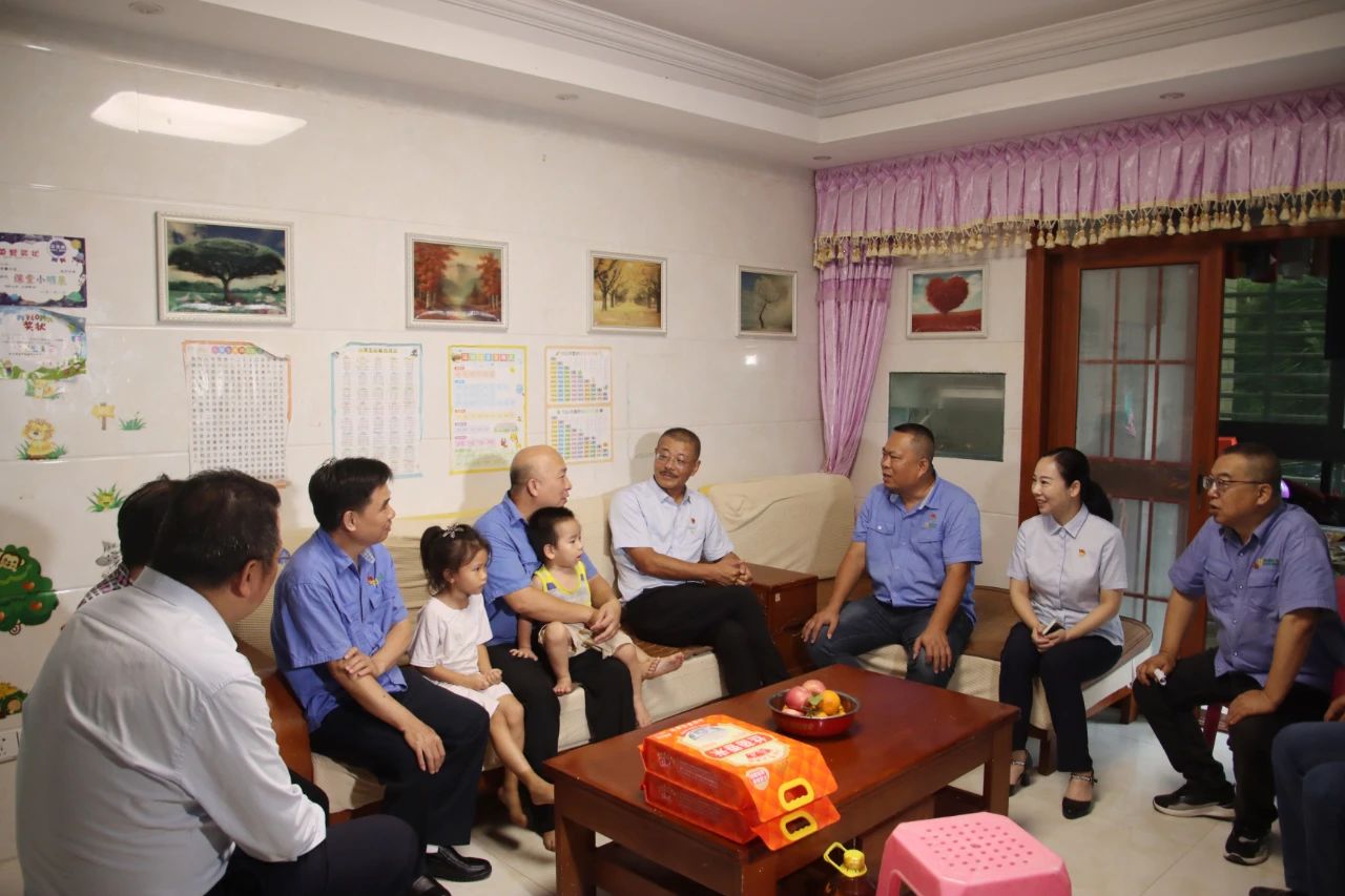 海南礦業(yè)黨委開(kāi)展“七一”走訪慰問(wèn)活動(dòng)